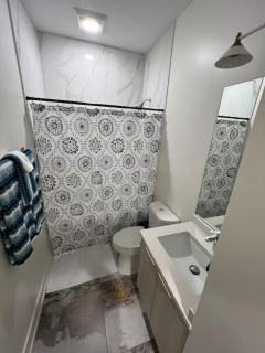 Stylish 2BR Near Hyde Park, UChicago & Lake - 3