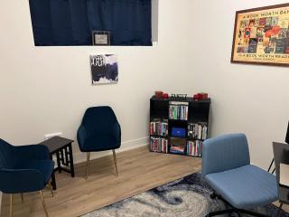 Stylish 2BR Near Hyde Park, UChicago & Lake - 1