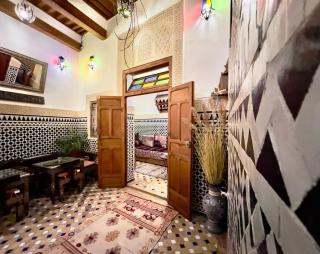 Riad-style Guesthouse-Fez Medina Stay with Rooftop - 0
