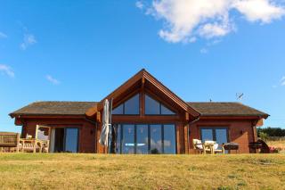 Cuddfan Lodge on a Beautiful Lake - 9