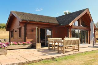 Cuddfan Lodge on a Beautiful Lake - 3