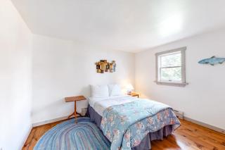 Dog-friendly, bayfront home w/rocky beach, full kitchen, washer/dryer & firepit - 5