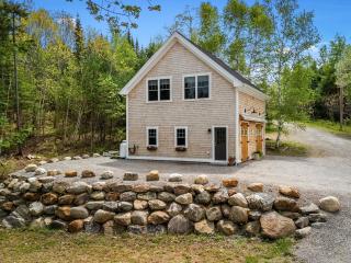 Riverbend Perch - River-view retreat for 2 with kitchen, patio, AC, Wi-Fi - 0