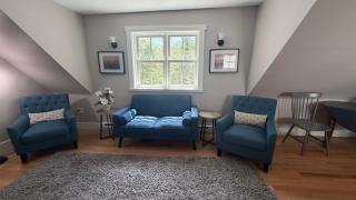Comfortable Getaway for Two w/ Kitchenette - Right in the Heart of Downtown - 9