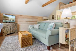 Riverbend Perch - River-view retreat for 2 with kitchen, patio, AC, Wi-Fi - 7