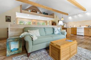 Riverbend Perch - River-view retreat for 2 with kitchen, patio, AC, Wi-Fi - 8