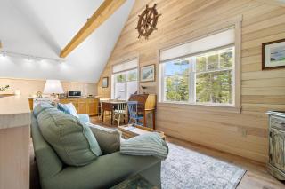 Riverbend Perch - River-view retreat for 2 with kitchen, patio, AC, Wi-Fi - 6