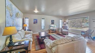 Fantastic Home Minutes from Downtown & Beaches by StayIn - Invermere - 0
