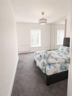 #186 Spacious Home for Work & Leisure - Sleeps 4-5 - 8