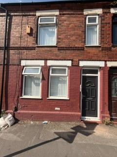 #186 Spacious Home for Work & Leisure - Sleeps 4-5 - 6