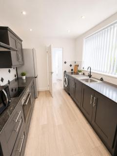 #186 Spacious Home for Work & Leisure - Sleeps 4-5 - 3