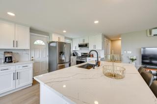 Quiet Home w/ Deck & Water Views in Des Moines - 5