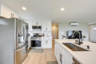 Quiet Home w/ Deck & Water Views in Des Moines - 4