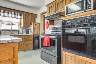 Private Yard & Patio! Overland Park Group Getaway - 7