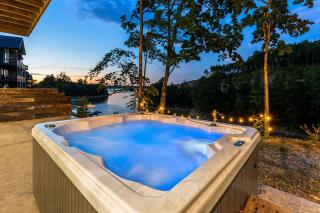 The Incredible Smoky Mtn Luxury Lake House 4 BR - 6