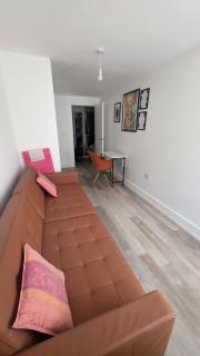 Bright Bedroom in Modern 2-Bed Flat - 7