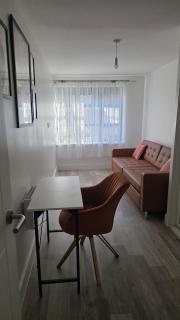 Bright Bedroom in Modern 2-Bed Flat - 5