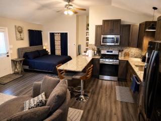 Quiet Farm Guesthouse - Near Lake Houston - 1