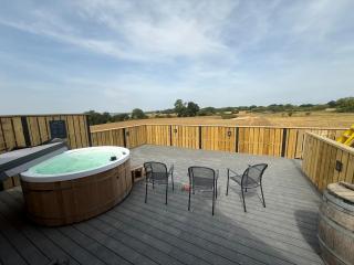 Coldharbour Loft with 'Hot Tub in the Sky' - 3