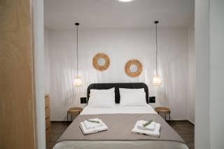 Athelio Boutique Home, Private Courtyard, Outdoor Bar & Shower - 5