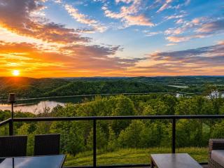 Breathtaking Lake Views Game Room Deck 4BR - 9