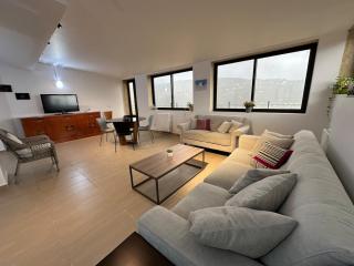 Charming 2BR Rooftop Terrace& Scenic Mountain View - 0