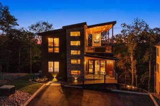 Luxury Retreat Indoor Waterfall Pool Sleeps 12 - 0