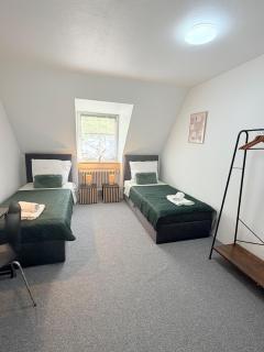 Große Wohnung in Zentrumsnähe 4 Schlafz Whg mit voll ausgestatteter Küche & Stellplatz - 1