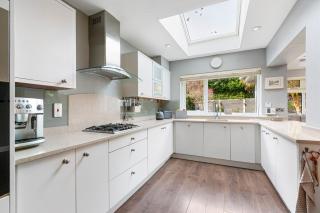 Elegant 3Br Home With Garden and Parking - 3