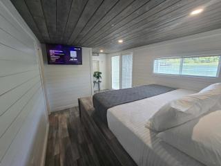 Blue On-Water 20 - Pet Friendly Floating House - 3