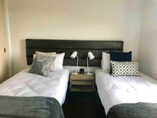 Modern Apartment with Mountain Views-free parking - 6