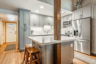Sunshine Village #108- 1 +Loft , Sleeps 6. Steps from Free Town Shuttle ,Dog Friendly - 1