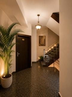 Hotel Boston Rooms - 2 min Taj mahal #Free Parking #5g Internet #Pick Up and Drop Available from Station - 1