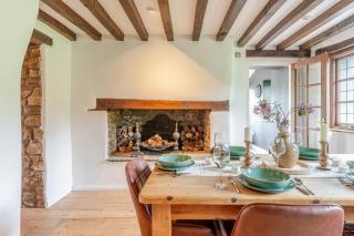 1641 Historic Farmhouse Sleeps 16 Bath Bristol - 2