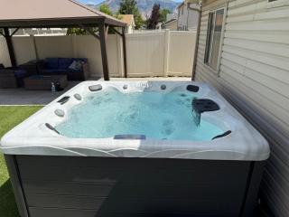 Golden Spike Retreat Hot Tub and Mountain Views - 0