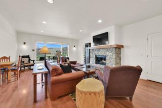 Stunning Mountain and Valley Views with Hot Tub Sleeps 16 - 6