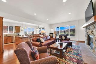 Stunning Mountain and Valley Views with Hot Tub Sleeps 16 - 7