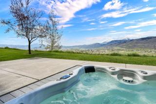 Stunning Mountain and Valley Views with Hot Tub Sleeps 16 - 9