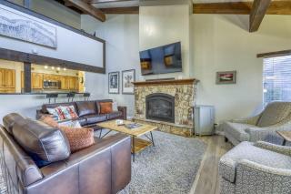 Amazing Lakefront Townhome with Lake & Pool Views Gas Grill Steps from Private Beach - 5