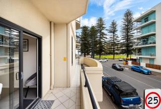 Colley Escape - Vibrant Life on Glenelg's Foreshore - 5