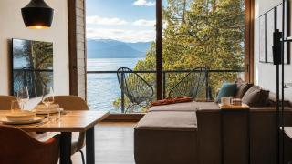 2BR apartment with lake view, heated pool, dishwasher - 0