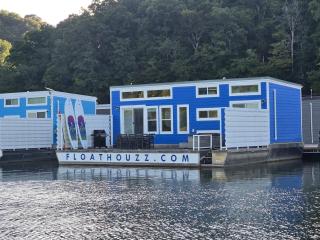 Blue On-Water 20 - Pet Friendly Floating House - 0