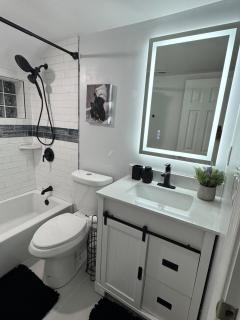Modern Deanwood Retreat - Fast Wi-Fi, Parking, Near Metro - 1