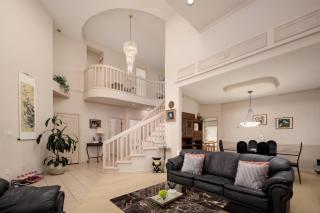 Spacious 5 BR Family Home Near YVR&Vancouver - 8