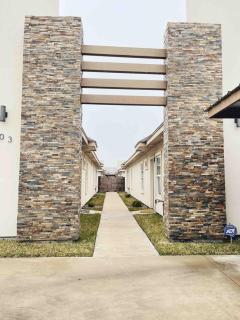 Cozy 2 Bed 2 Bath Apartment, Gated, Near Hospitals & Shopping - 9