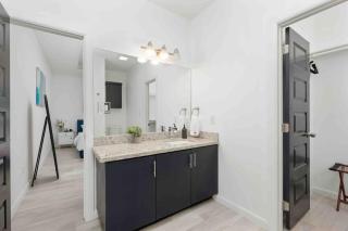 Cozy 2 Bed 2 Bath Apartment, Gated, Near Hospitals & Shopping - 1