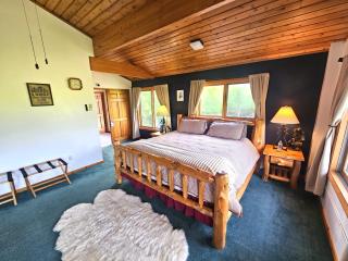 Bear Mountain Lodge. 560 Acre Wooded Estate. - 8