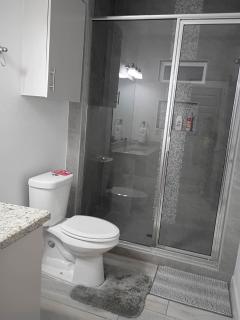 Modern 2 Bed 2 Bath Apartment Near Hospitals & Shopping - 9