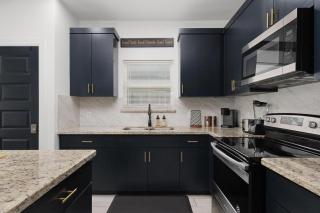 Modern 2 Bed 2 Bath Apartment, Ideal for Long Stays - 9