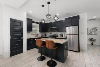 Modern 2 Bed 2 Bath Apartment, Ideal for Long Stays - 5